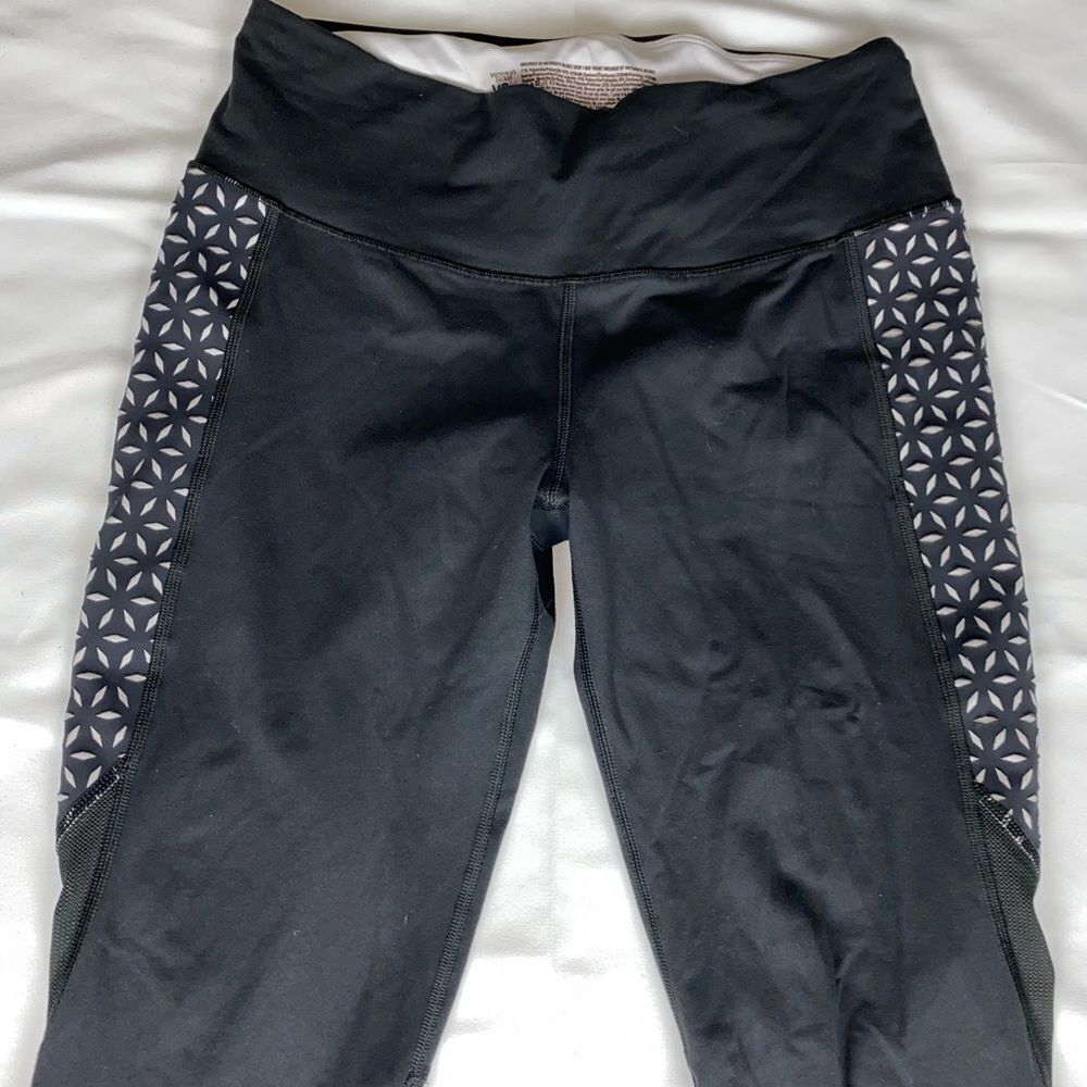 Victoria's Secret Women's Black White Crop Leggings Size M - Picture 3 of 7